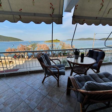 Θέα Μπροστά Στη Θάλασσα Appartement Néa Péramos Buitenkant foto