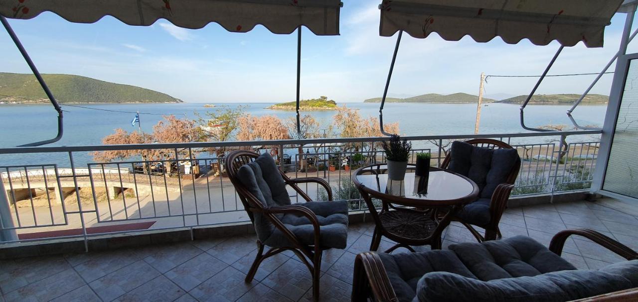 Θέα Μπροστά Στη Θάλασσα Appartement Néa Péramos Buitenkant foto